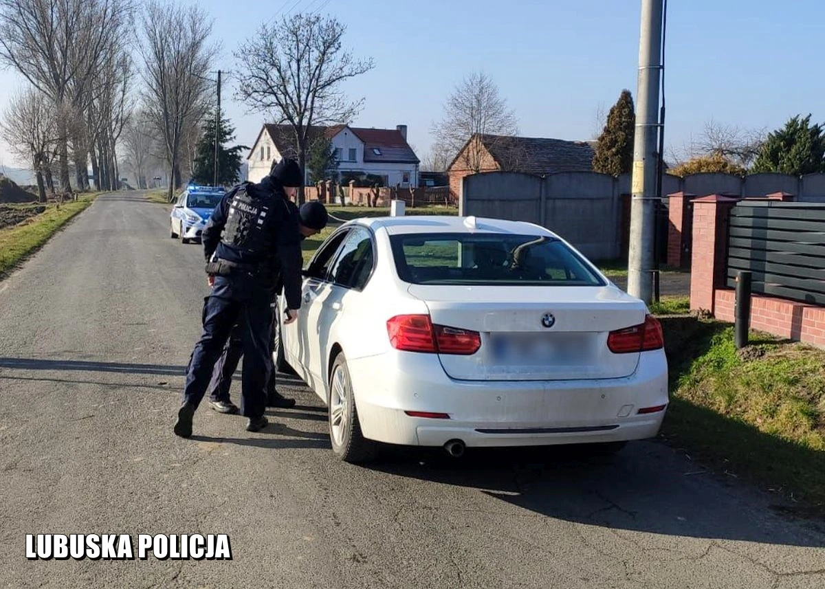 kierowca bmw chciał zmylić policyjny pościg kierunkowskazem