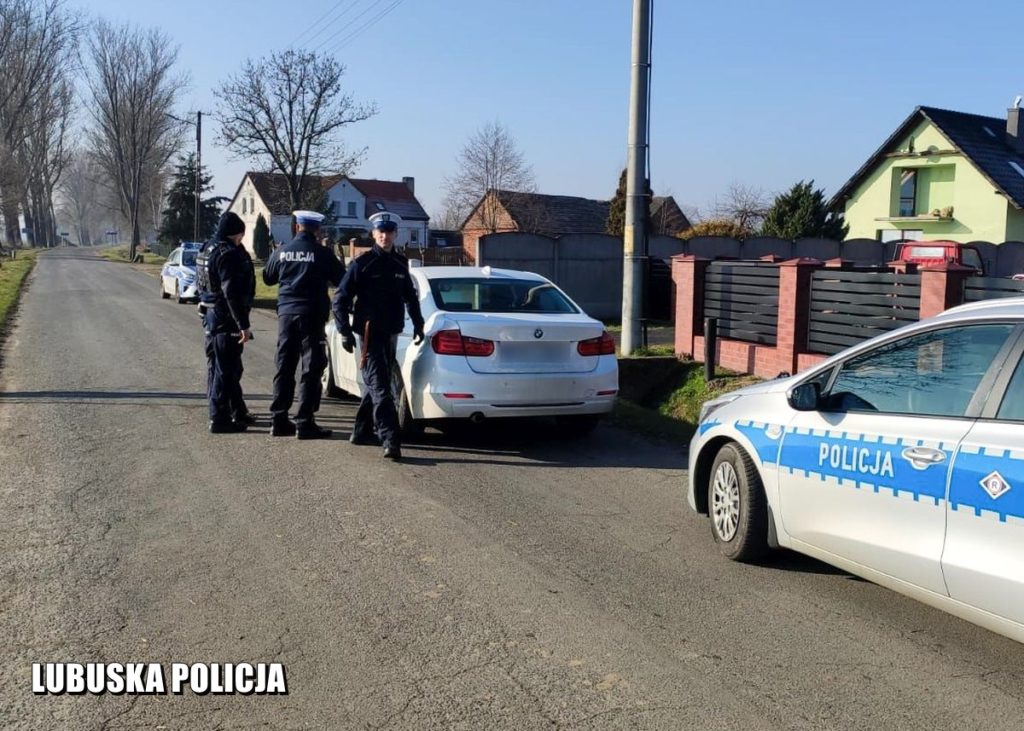 kierowca bmw chciał zmylić policyjny pościg kierunkowskazem