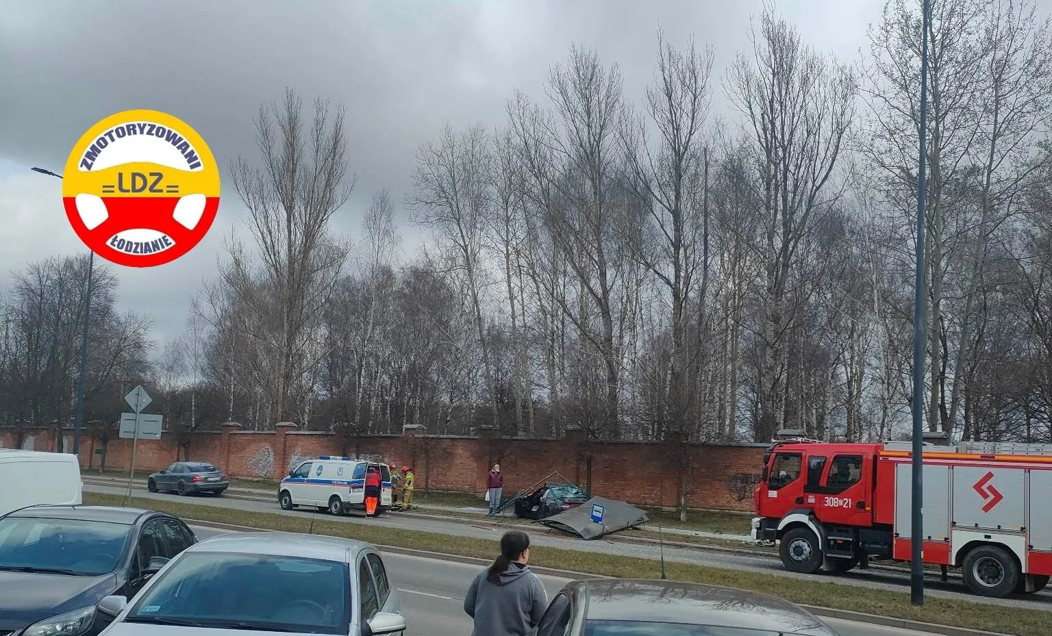 Porsche 911 skasowało przystanek autobusowy