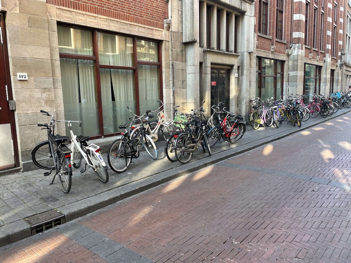 Amsterdam ograniczy prędkość do 20 km/h. Tak się wkłada kij w szprychy postępu