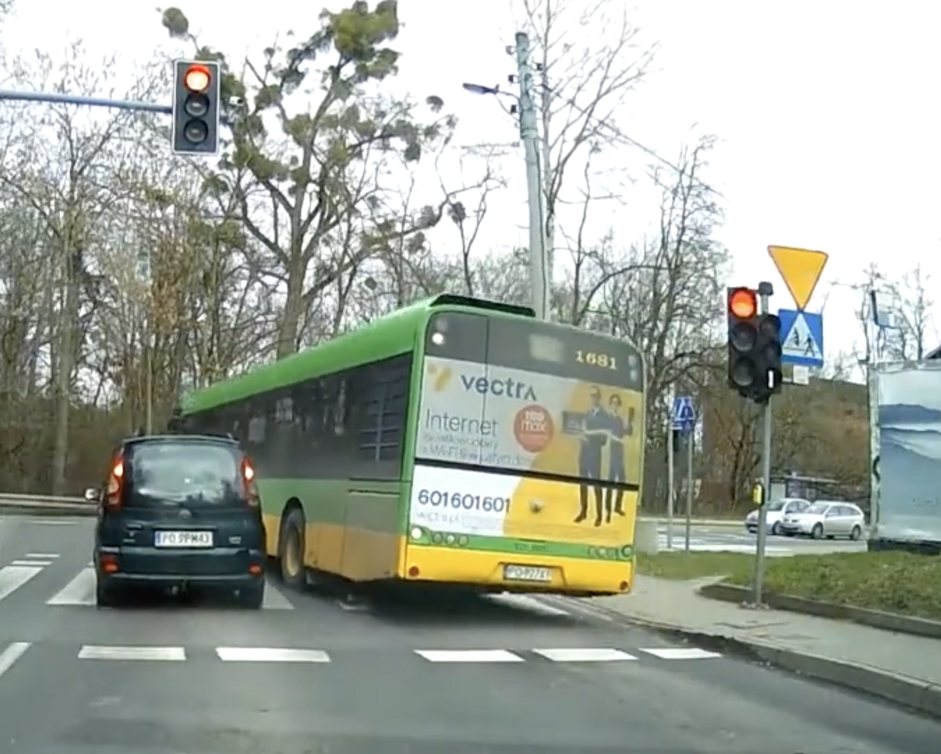 Nie podążaj ślepo za autobusem. Taki przejazd przez skrzyżowanie może cię słono kosztować