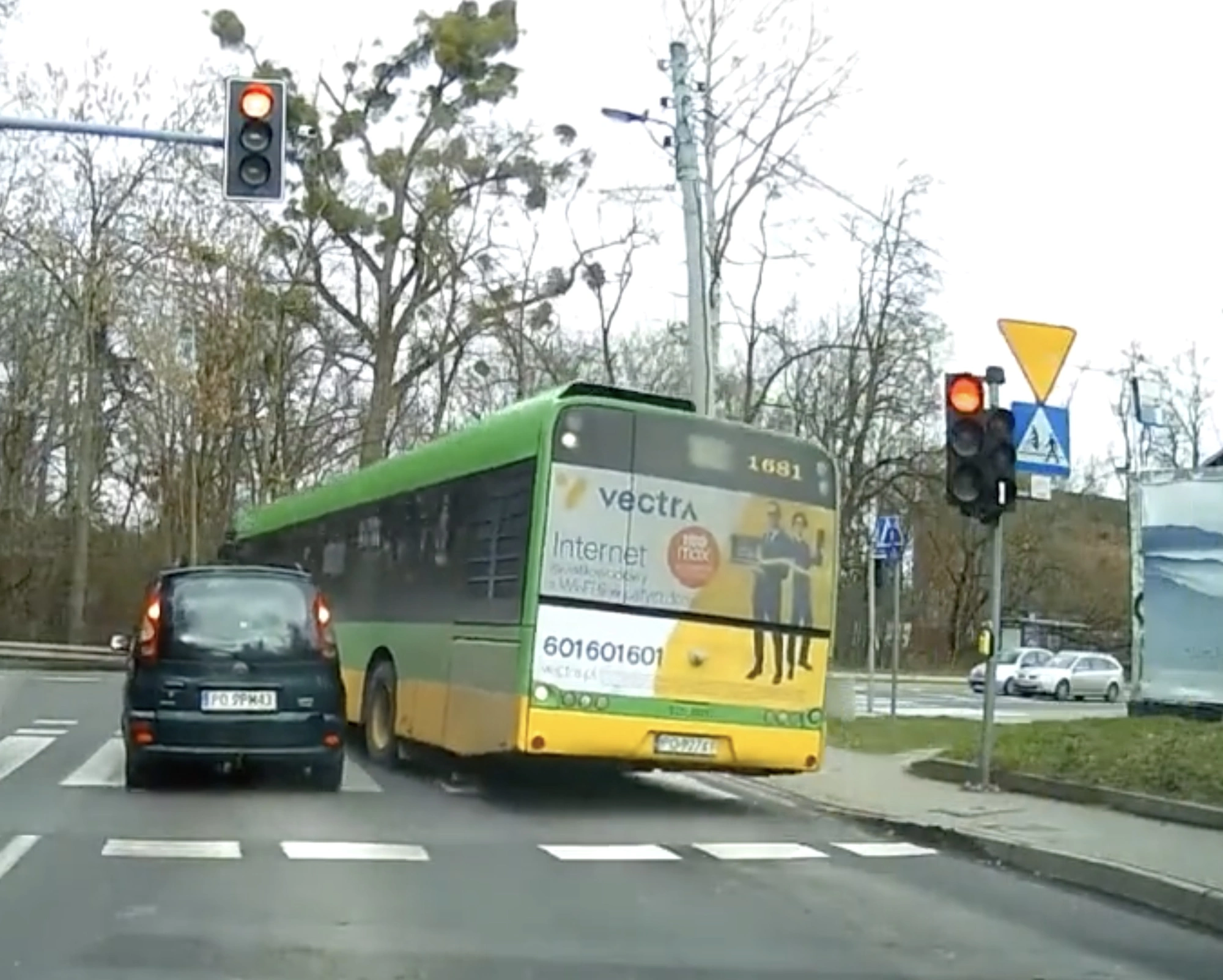 Nie podążaj ślepo za autobusem. Taki przejazd przez skrzyżowanie może cię słono kosztować