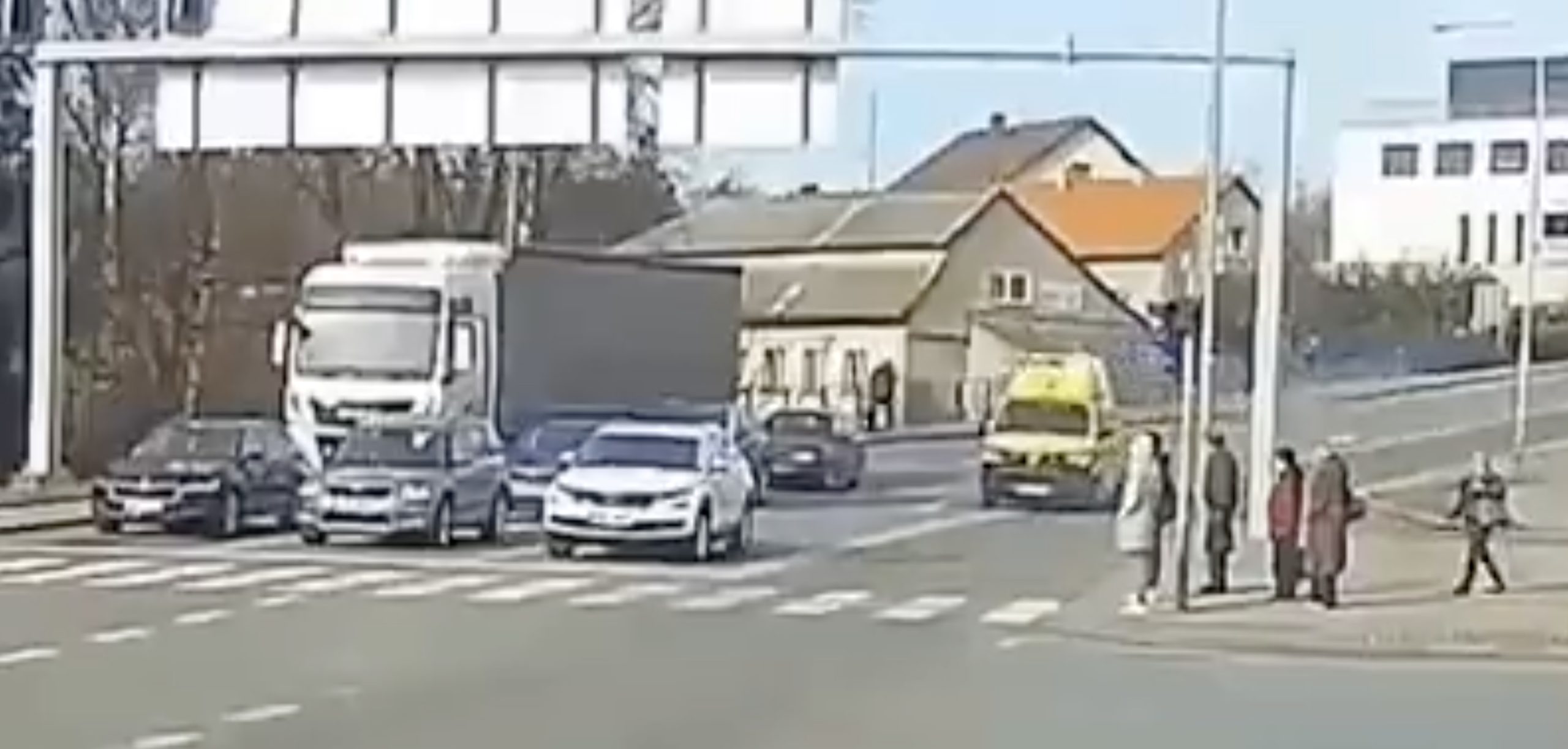Piesi mieli zielone, więc zablokowali karetkę. W szokującym nagraniu jest jeden haczyk