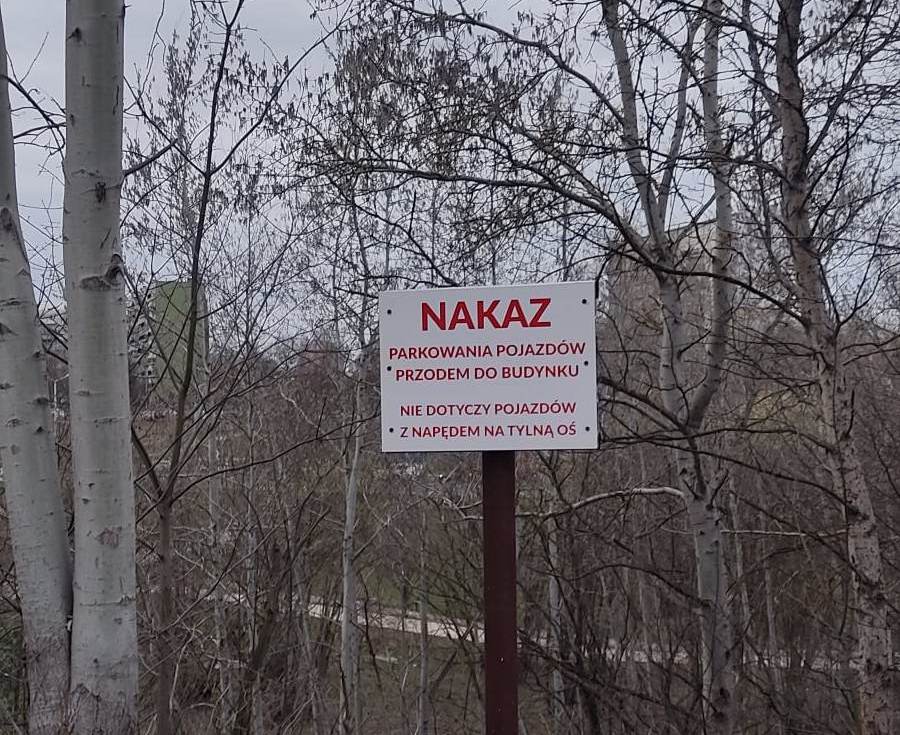 Zakaz parkowania tyłem do budynku, chyba że z napędem na tył. Ktoś zgadnie o co chodzi?