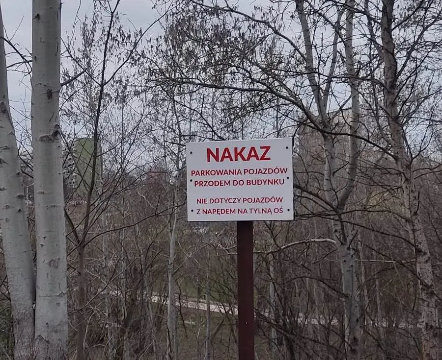 Zakaz parkowania tyłem do budynku, chyba że z napędem na tył. Ktoś zgadnie o co chodzi?