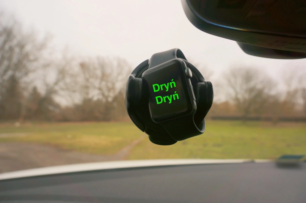 smartwatch w samochodzie
