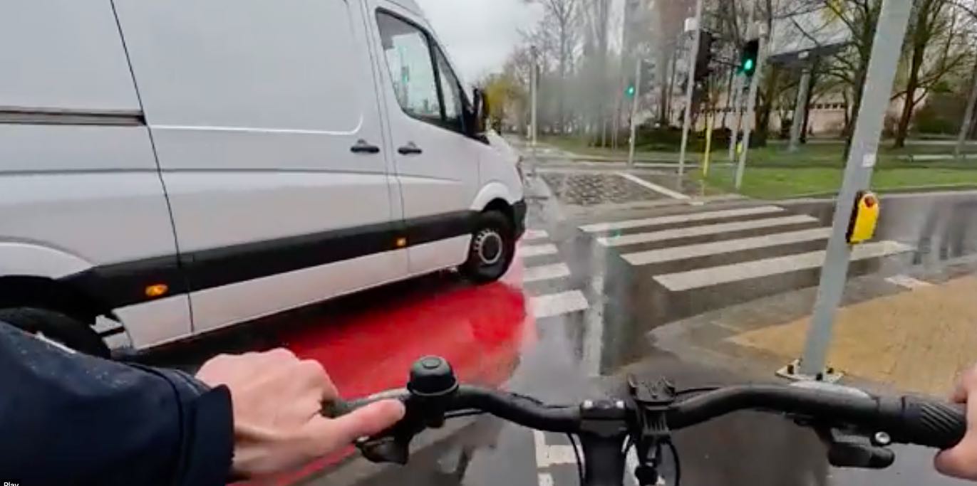 Kierowca busa wymusił pierwszeństwo na rowerzyście, ponieważ nie mógł inaczej