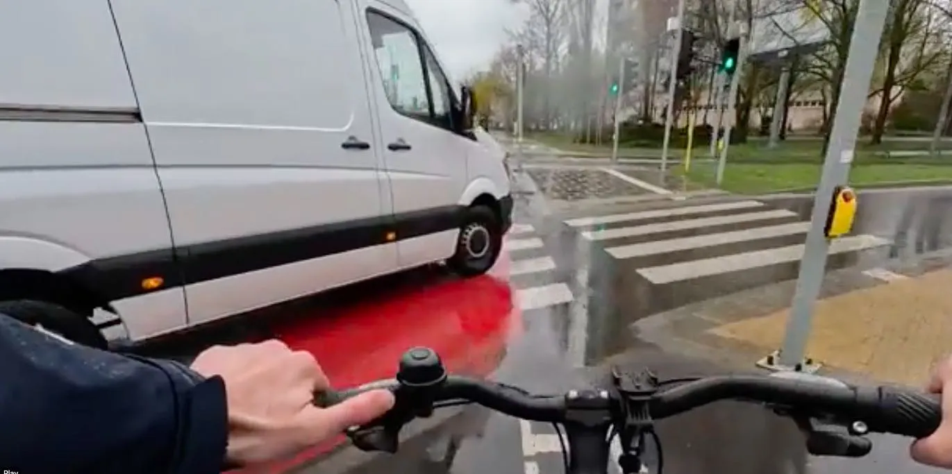 Kierowca busa wymusił pierwszeństwo na rowerzyście, ponieważ nie mógł inaczej