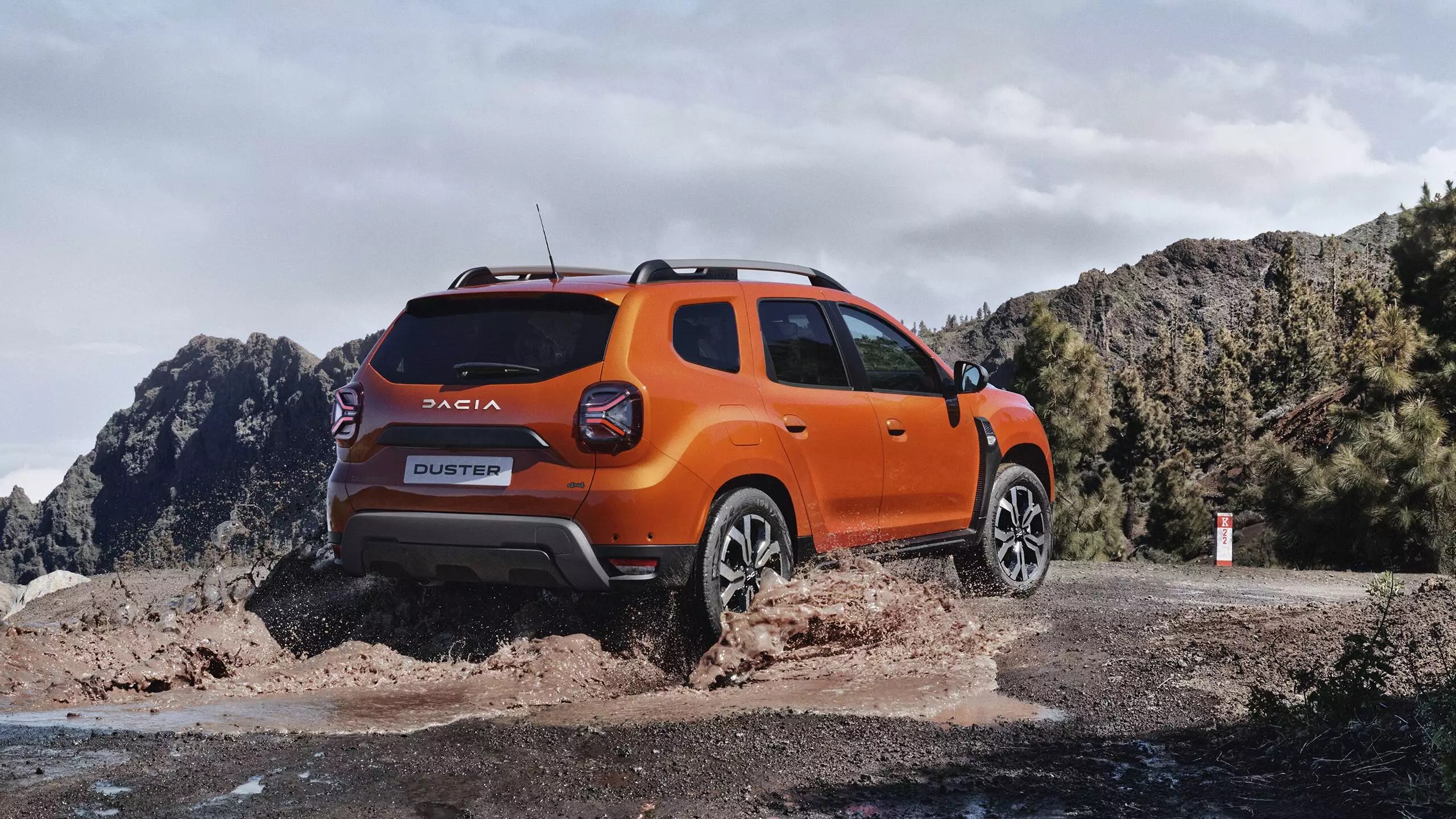 4 sposoby na wydanie 100 000 zł w salonie. Tylko jeden to Dacia Duster