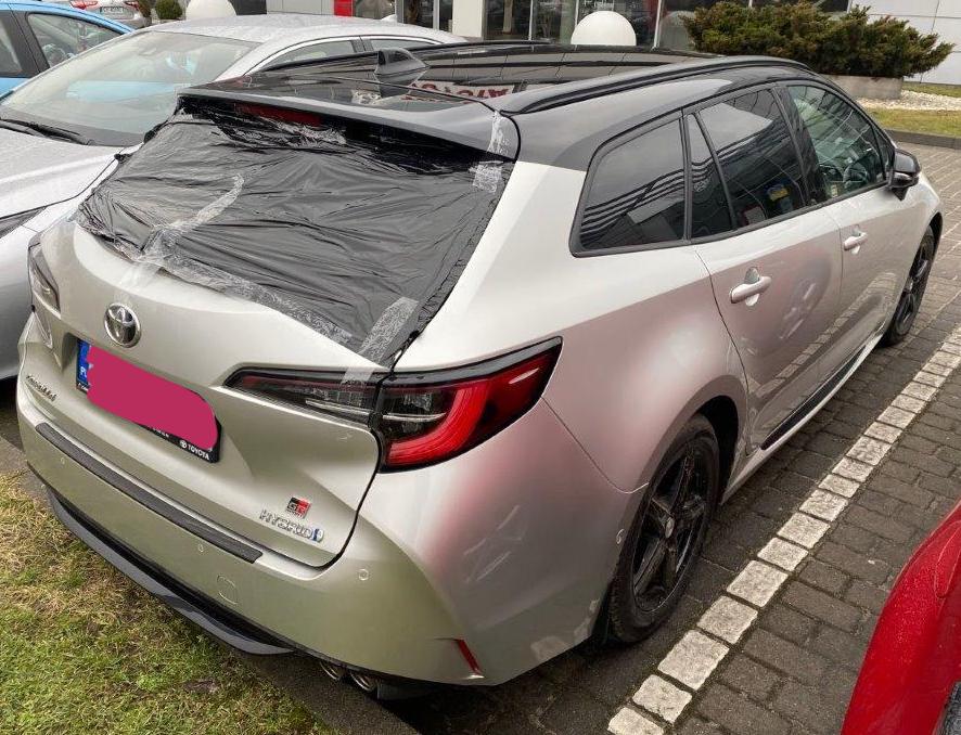 Wymiana tylnej szyby w Corolli kombi kosztuje 22 tys. zł. Powód może zaskoczyć
