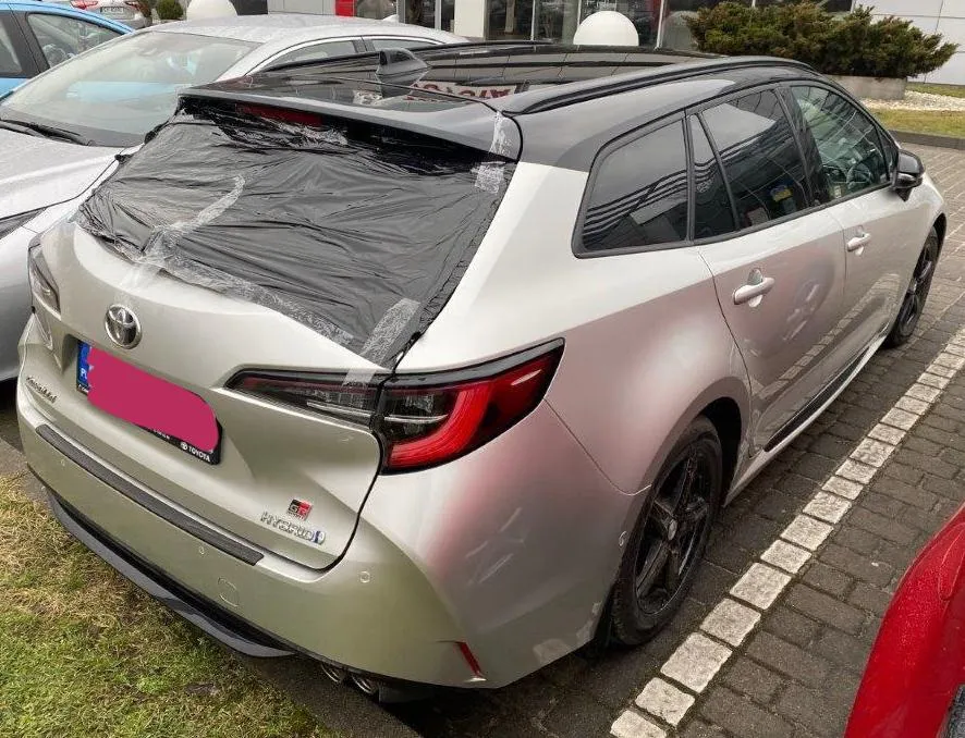 Wymiana tylnej szyby w Corolli kombi kosztuje 22 tys. zł. Powód może zaskoczyć