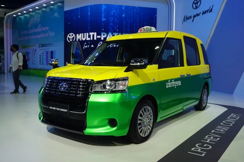 Nowa hybrydowa Toyota to koncept na idealną taksówkę. Ma fabryczną instalację LPG