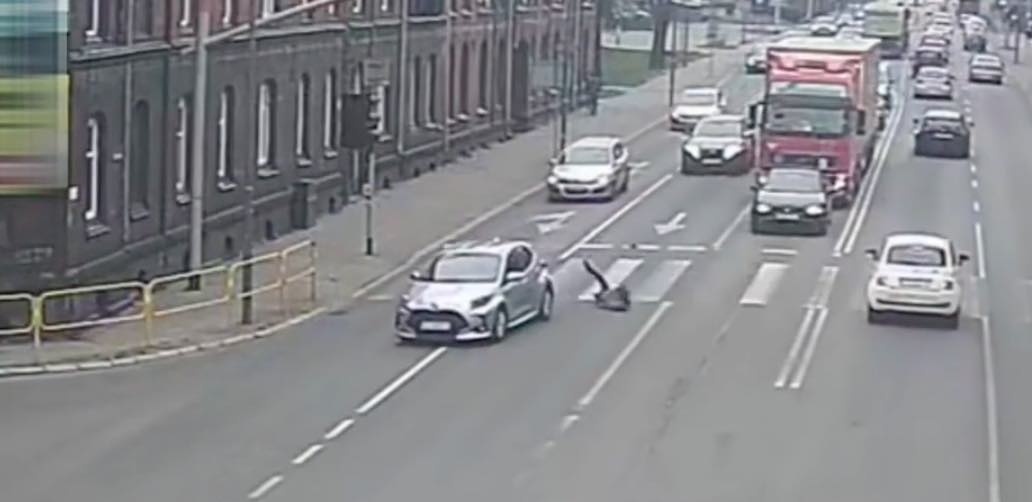 To w końcu się zdarzyło. Piesza potrąciła samochód. Stan auta jest stabilny