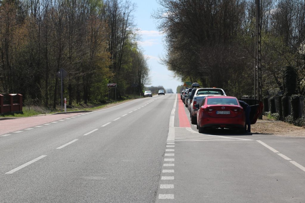 rząd wybudował ścieżkę rowerową i zamienił ją w parking