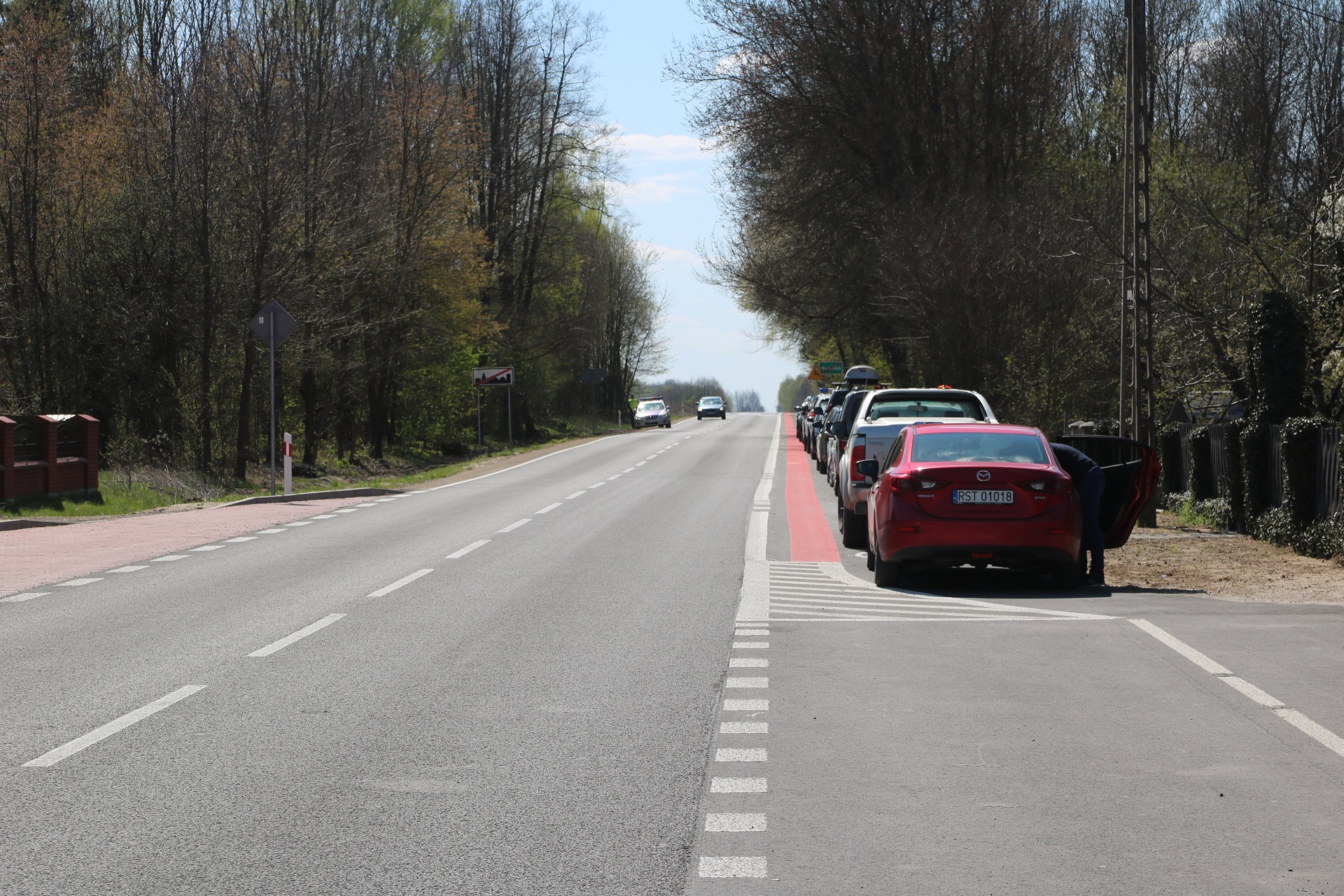 rząd wybudował ścieżkę rowerową i zamienił ją w parking