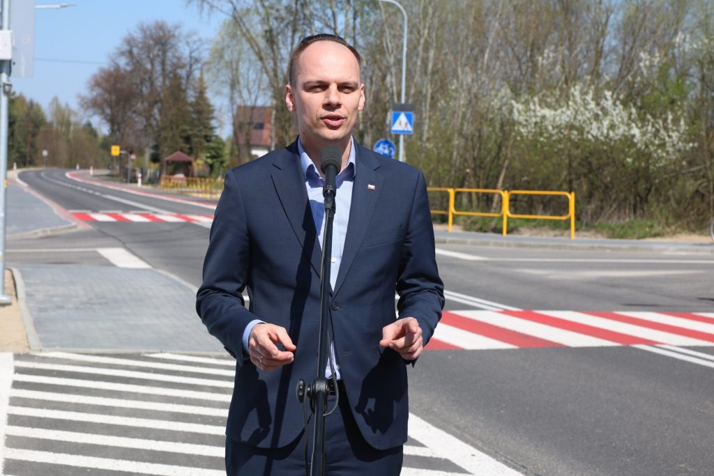 rząd wybudował ścieżkę rowerową i zamienił ją w parking