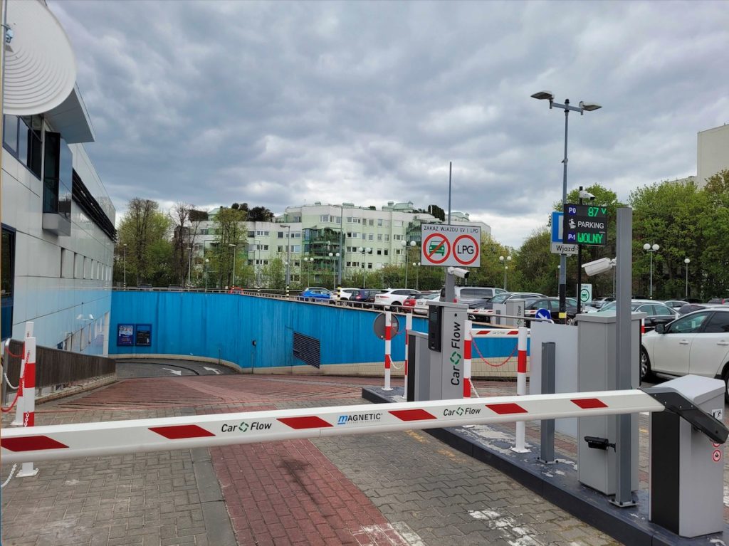 parkowanie samochodu elektrycznego w garażu podziemnym 