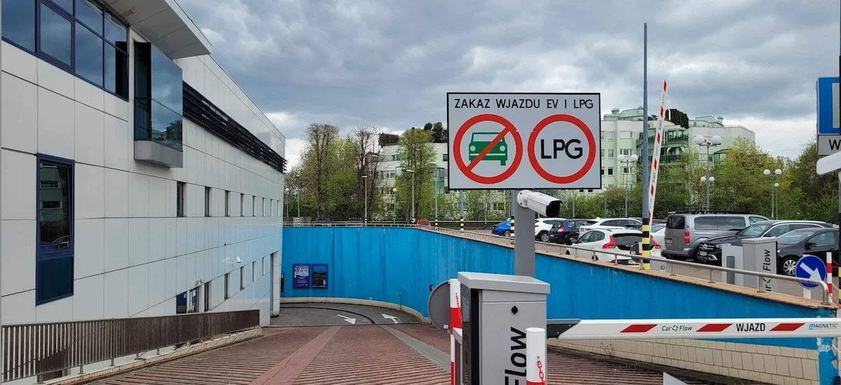 parkowanie samochodem elektrycznym w garażu podziemnym zakaz