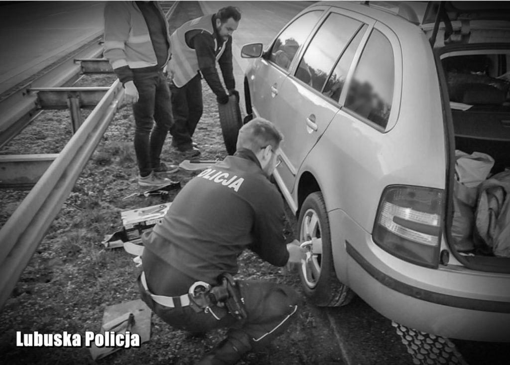 koło na autostradzie 
