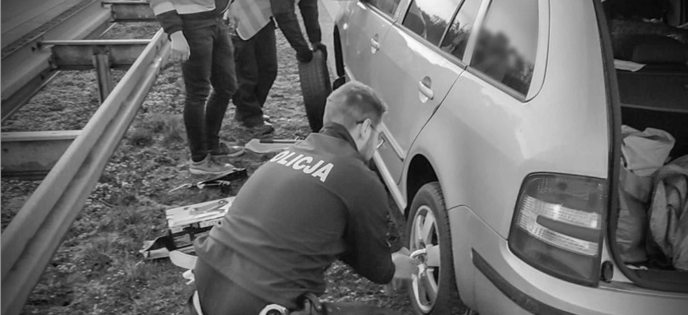 zmiana koła na autostradzie
