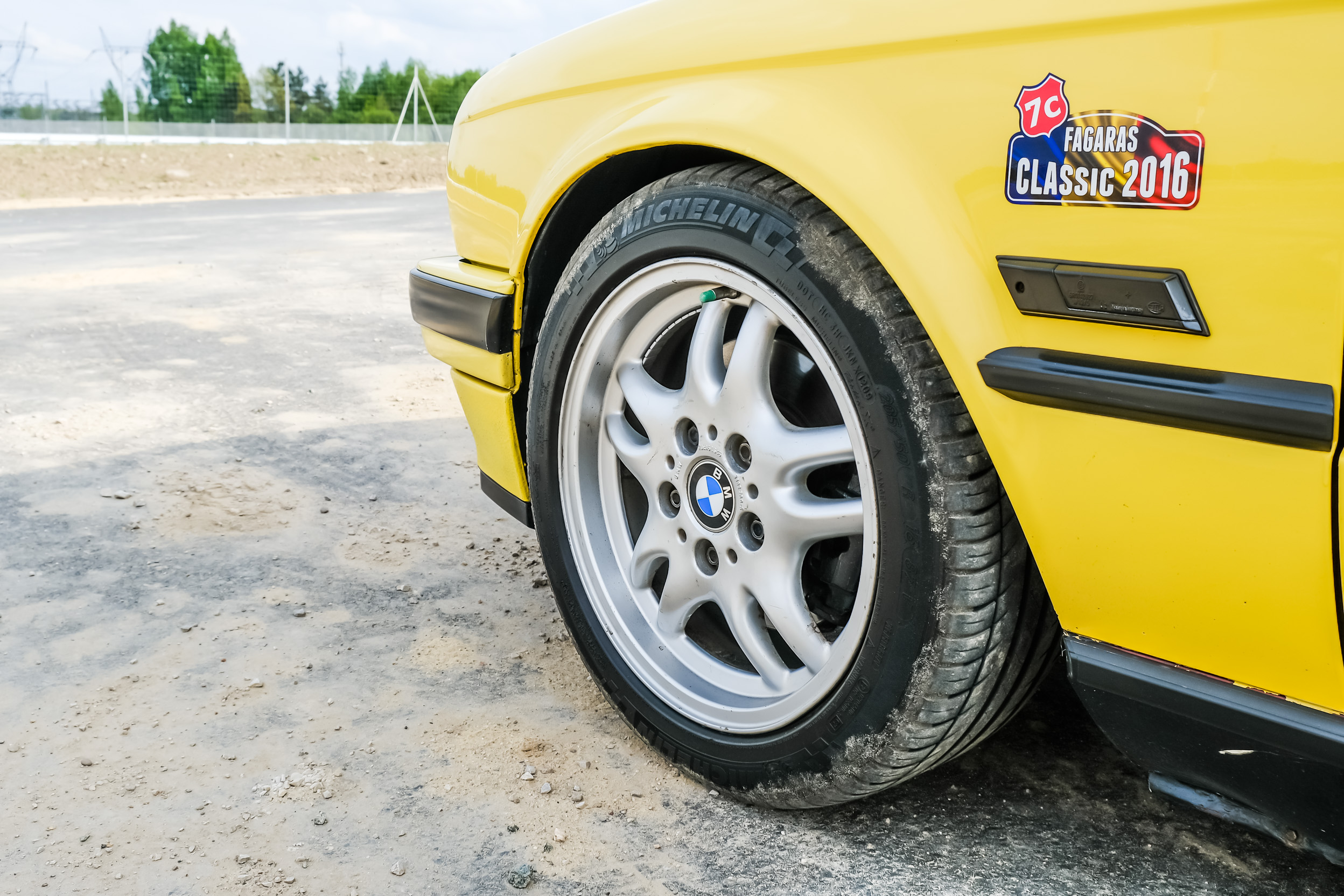BMW E30 kabriolet Dakargelb