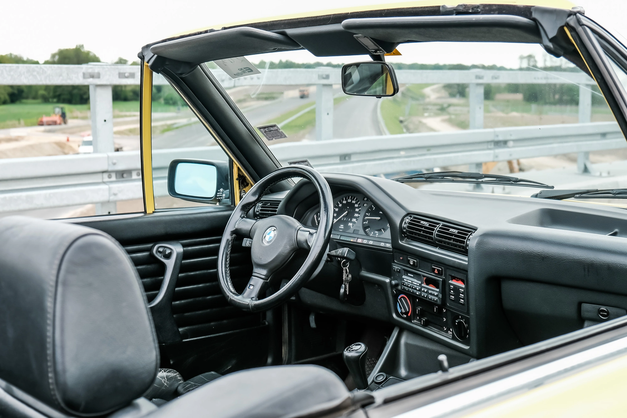 BMW E30 kabriolet Dakargelb