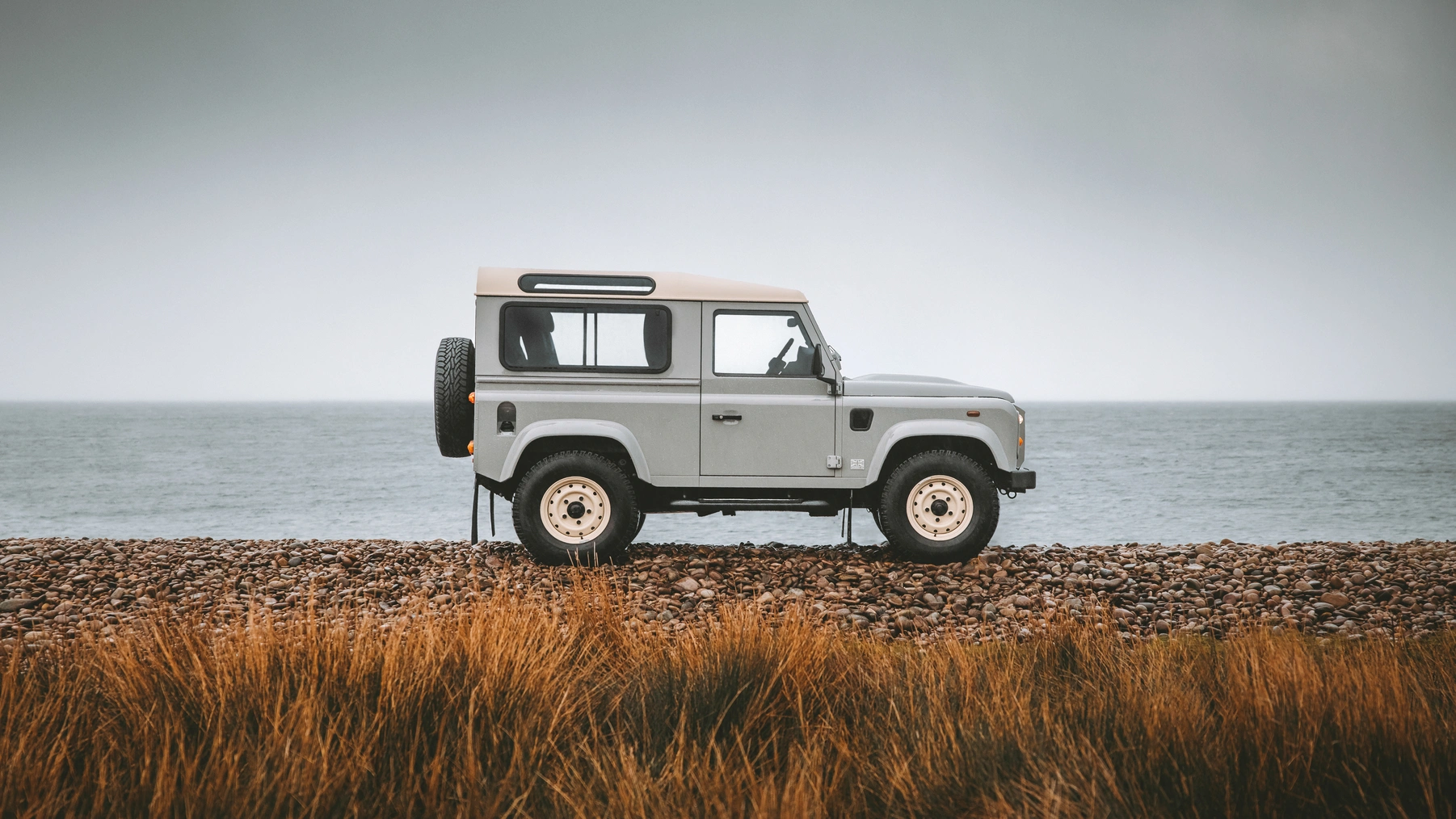 Moje życie jest nudniejsze niż tapicerka Classic Defender Works V8 Edycja Islay. Tak się teraz robi terenowe samochody