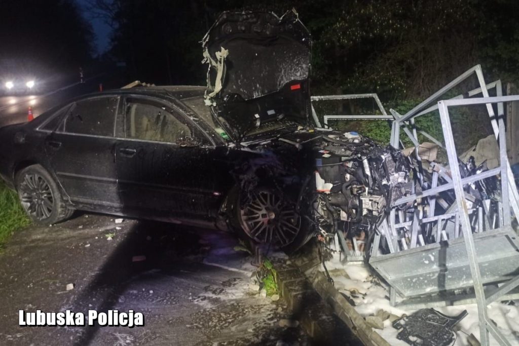 audi a8 trafiło w płot