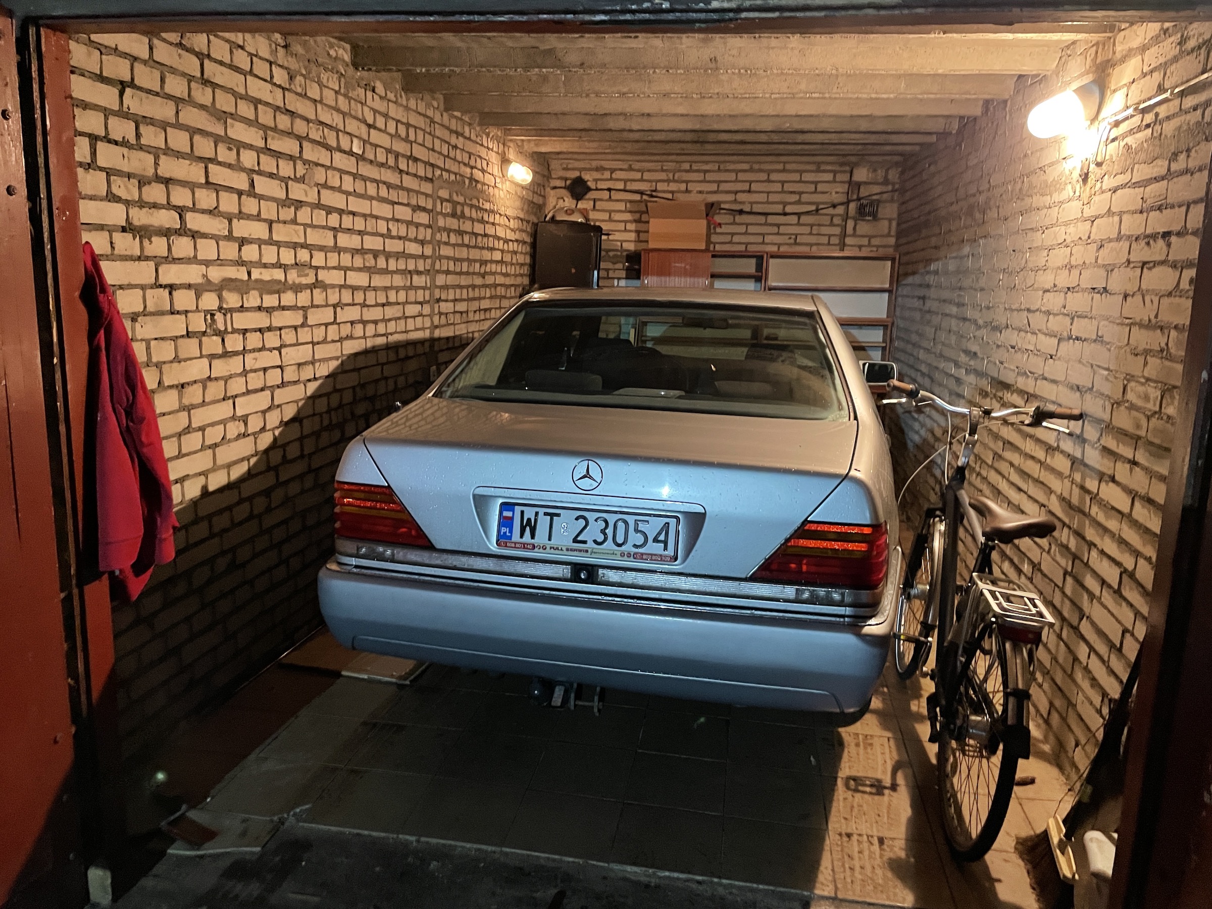 Ceny garaży z PRL wystrzeliły w kosmos. Wszyscy chcą ładować auta elektryczne