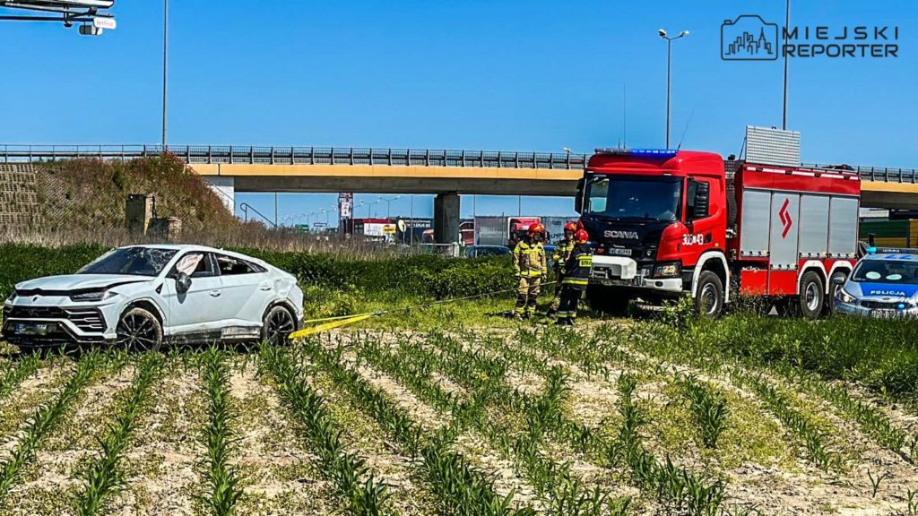 lamborghini urus w polu