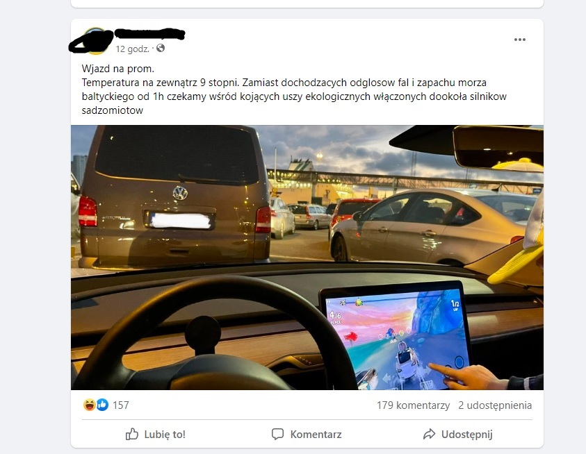pojechał samochodem elektrycznym na prom