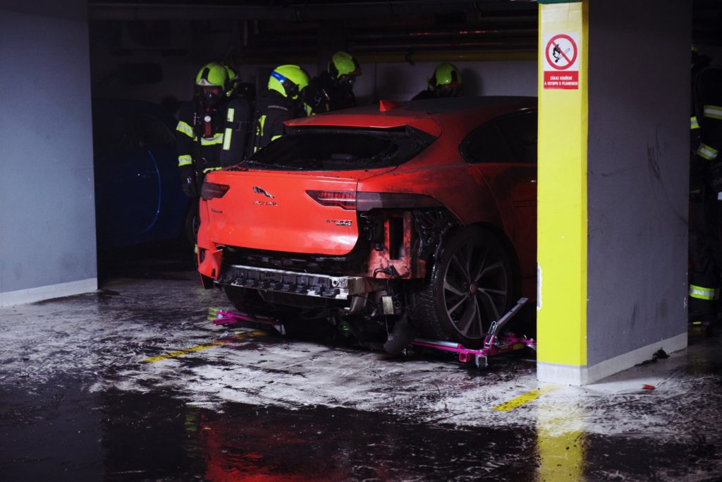 pożar samochodu elektryczneog na parkingu podziemnym  