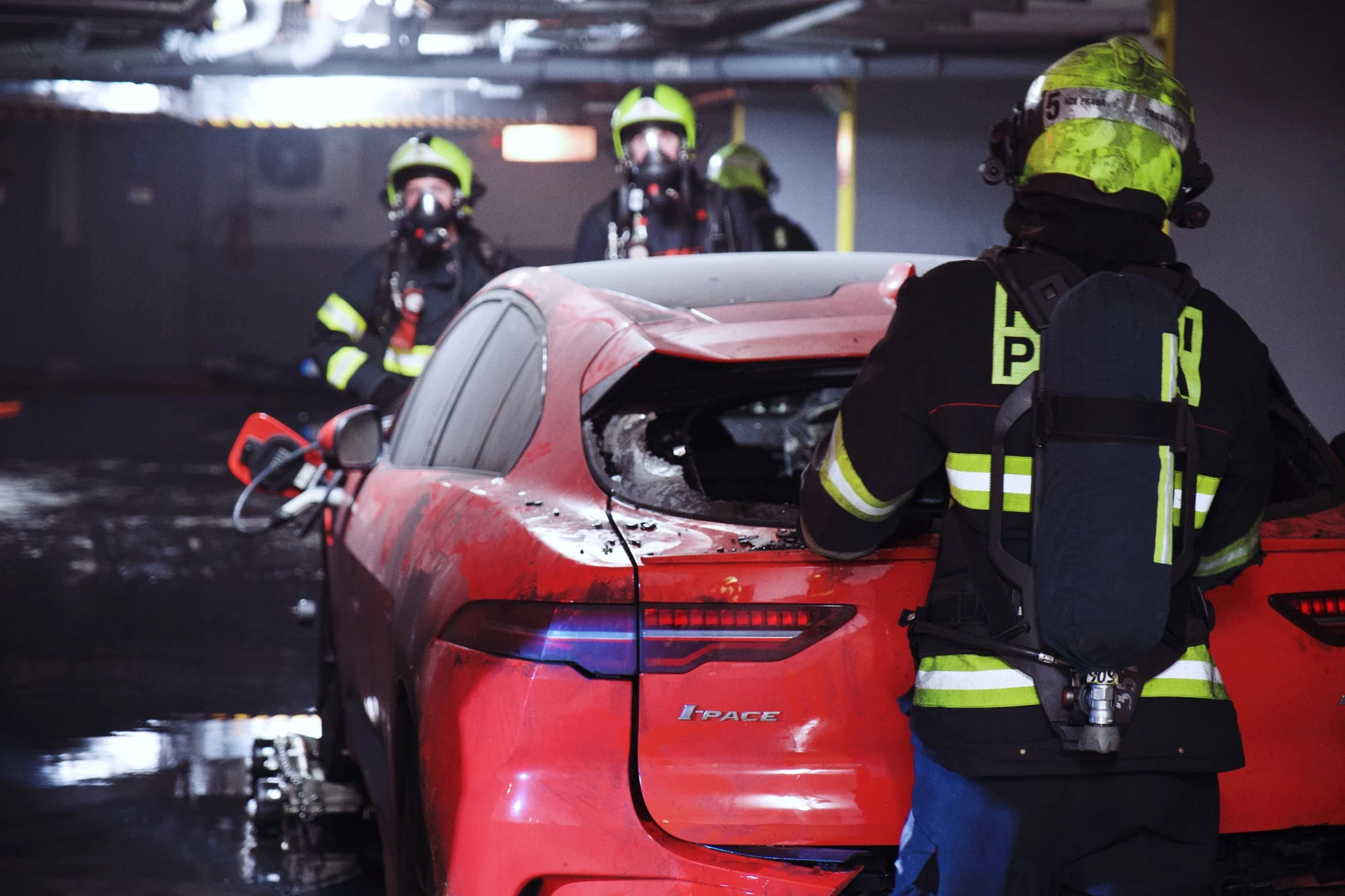 pożar samochodu elektryczneog na parkingu podziemnym