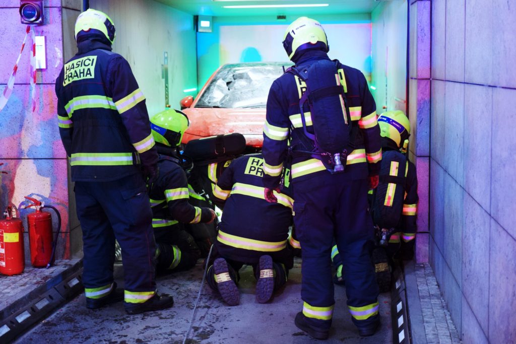 pożar samochodu elektryczneog na parkingu podziemnym  