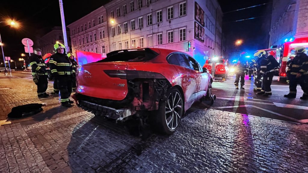 pożar samochodu elektryczneog na parkingu podziemnym  