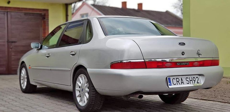 Ten Ford Scorpio wygląda na fajnego youngtimera, ale tablice zmieniłbym pierwszego dnia