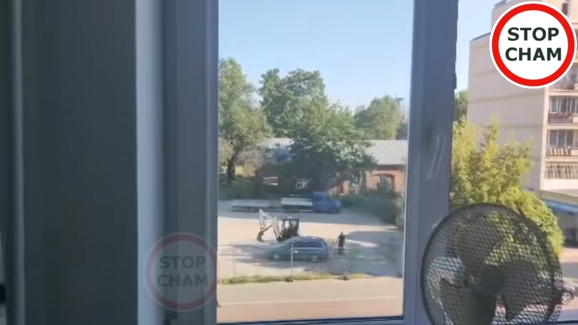 koparka przestawia auta