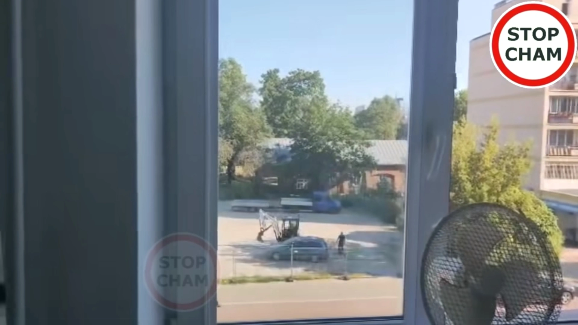 koparka przestawia auta