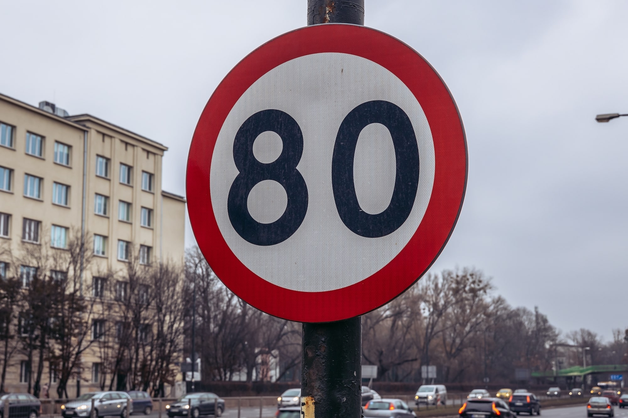 Z jaką prędkością może jechać rowerzysta? Na znaki możesz właściwie nie patrzeć