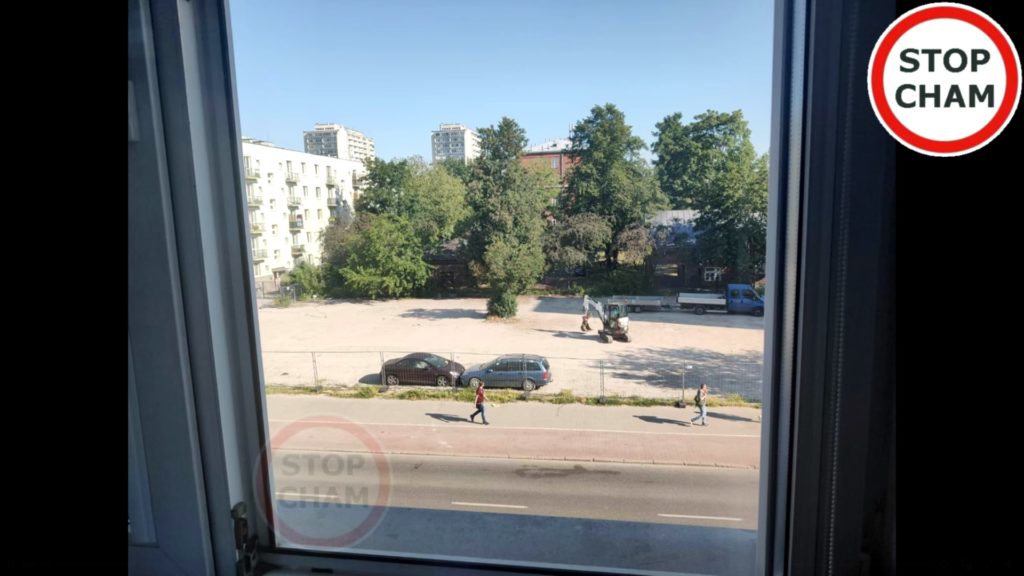 przestawia auta koparka 