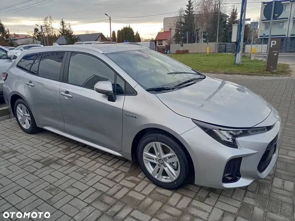 najtańszy samochód hybrydowy