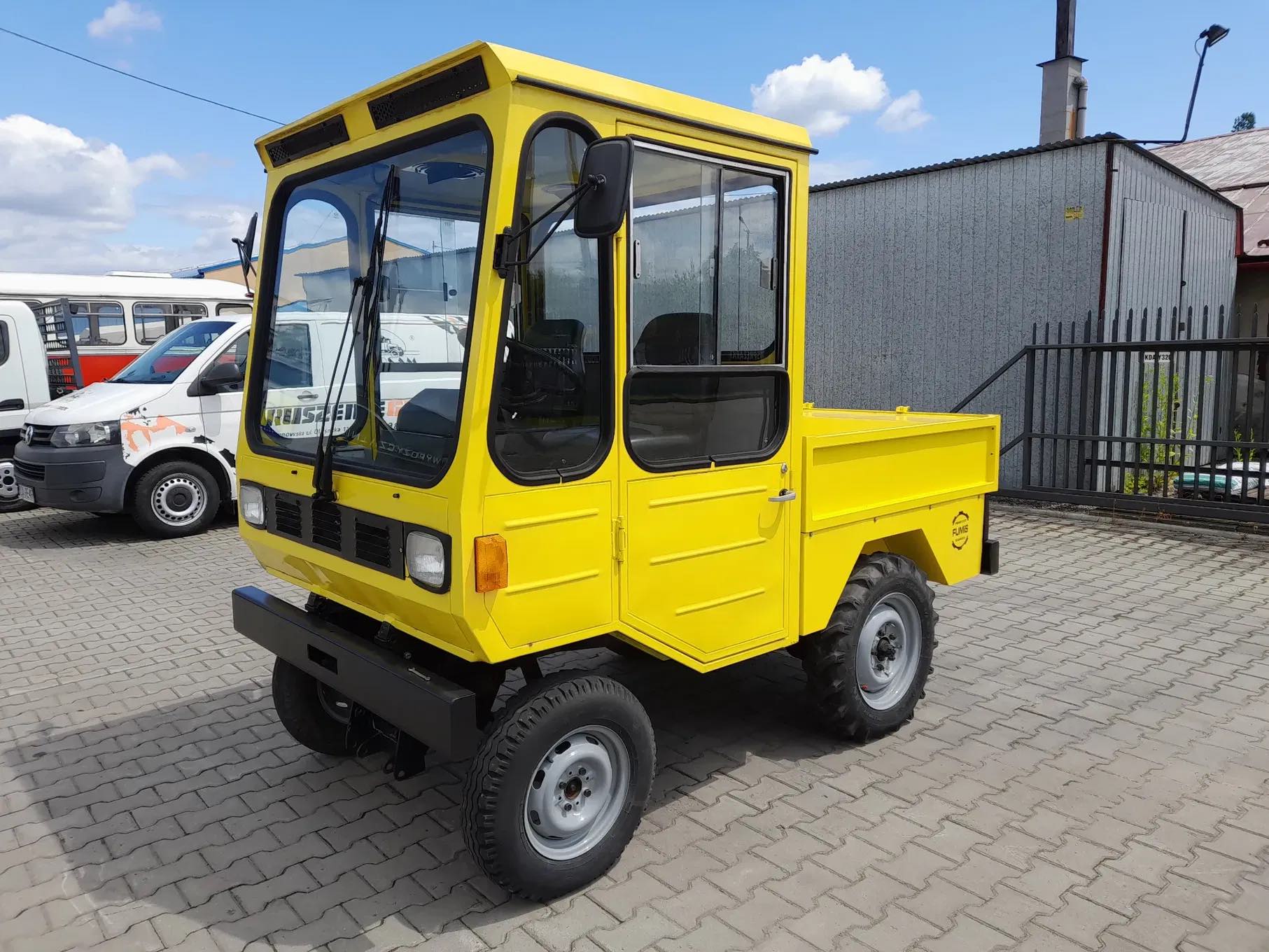Oto Fiat 126p, który został ciągnikiem. Jest żółty i pochodzi z Wadowic