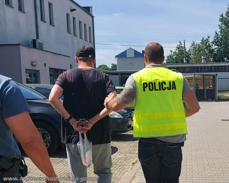 złodziej wartościowych przedmiotów w samochodzie