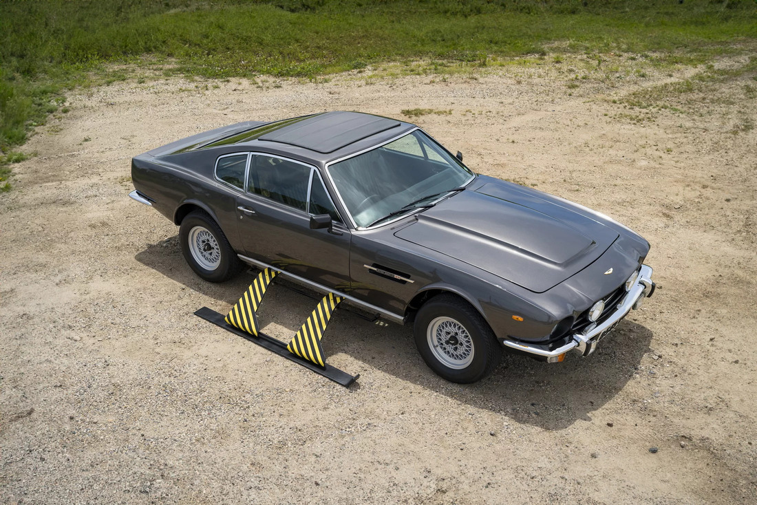 Aston Martin Jamesa Bonda
