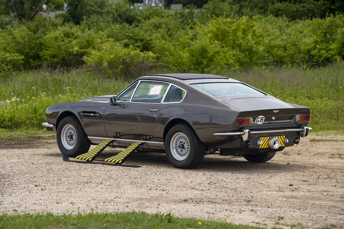 Aston Martin Jamesa Bonda