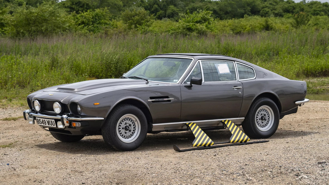 Aston Martin Jamesa Bonda