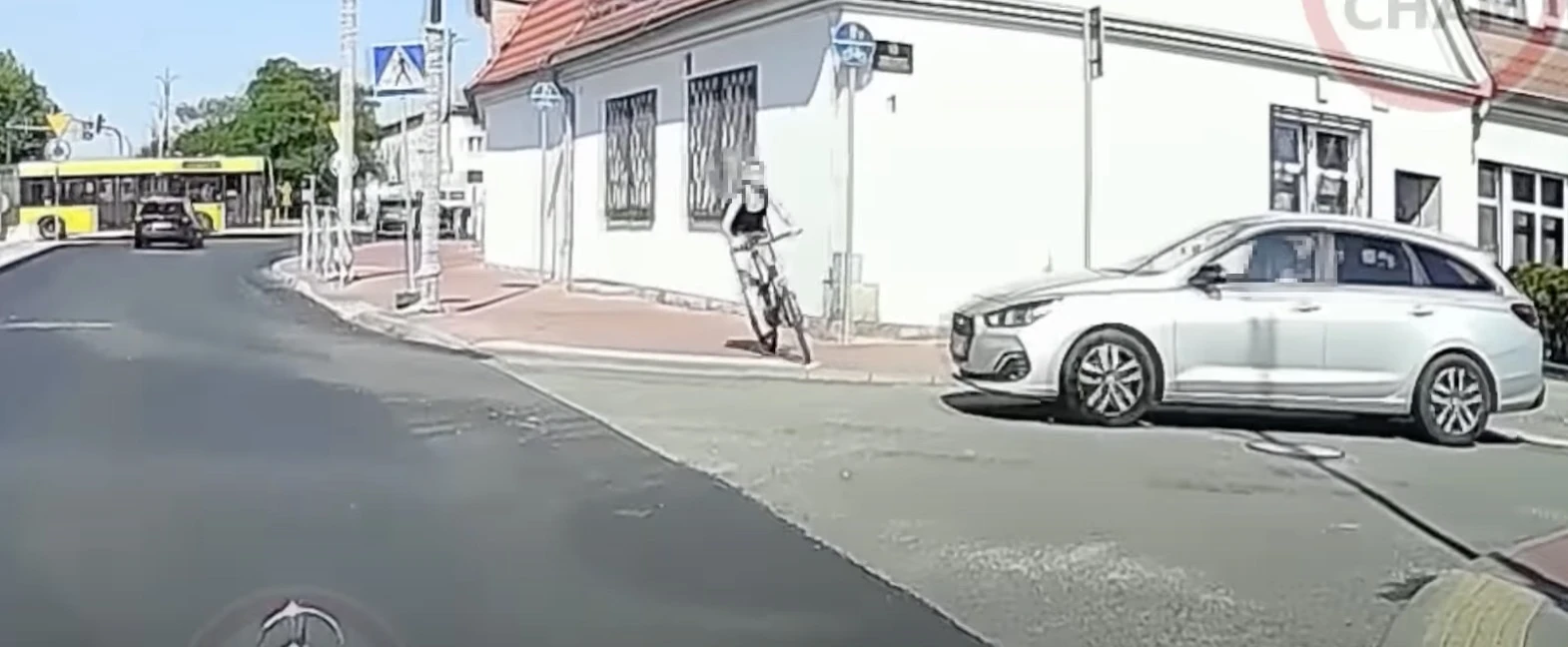 Rower nie ma szans z samochodem, bo Polska. Tutaj mieć pierwszeństwo to za mało