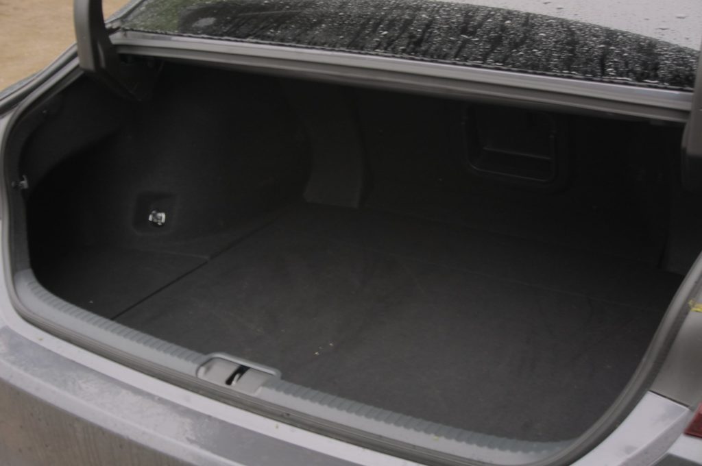 Lexus ES 300h bagażnik 