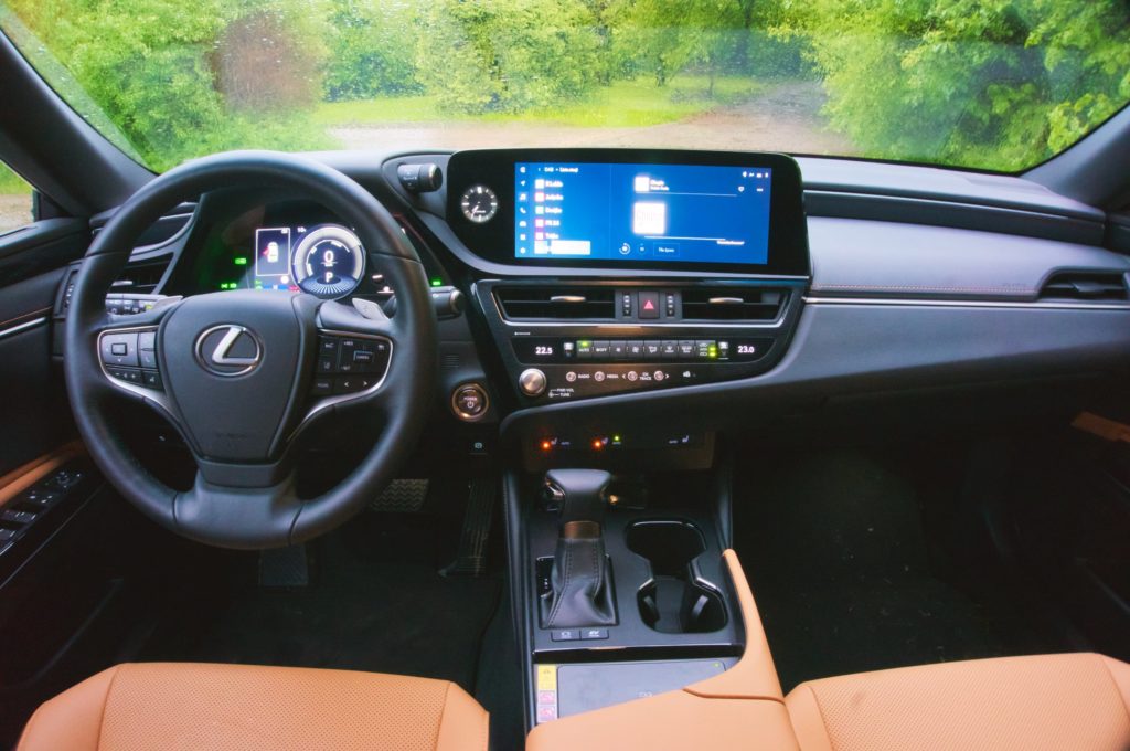 Lexus ES 300h wnętrze 