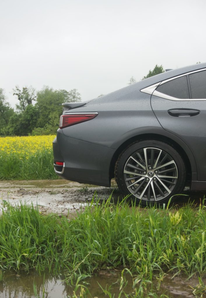 Lexus ES 300h sedan 